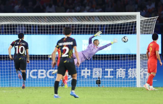 乐竞体育APP-韩佳奇揽责：2粒丢球和我有关 韩国队任意球太出色