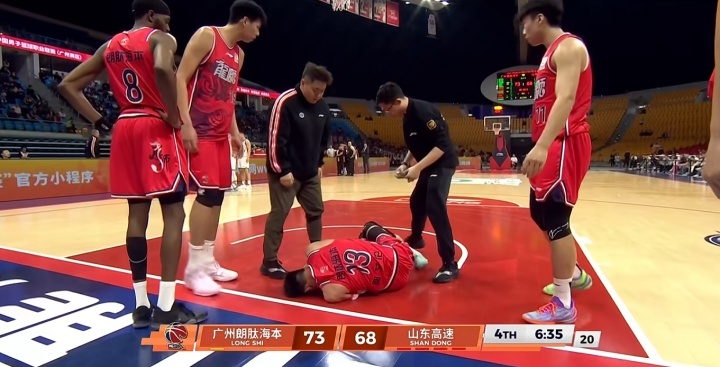 乐竞体育APP-😭不要啊!郭艾伦反击对抗后 抱着左膝痛苦倒地 被担架车送出场