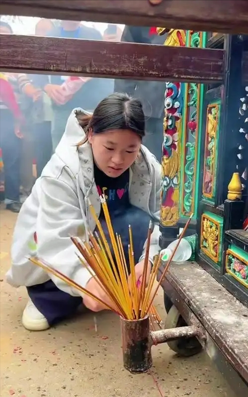 乐竞体育-全红婵回乡过元宵明显发福！妈妈发言笑出大白牙，别墅进度更新了|跳水|奥运跳水|跳台|女子|冠军_新浪体育_新浪新闻